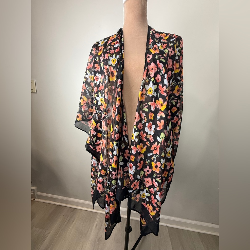 LC‎ Lauren Conrad Black Floral Tunic